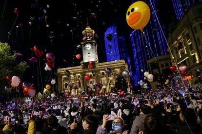 Una multitud se congrega para celebrar la entrada de año en Wuhan (China). Un año después de que Pekín comunicase a la Organización Mundial de la Salud (OMS) la detección de una rara neumonía en Wuhan, la ciudad hace vida casi normal y sus residentes se preparan para dejar atrás su año más duro.