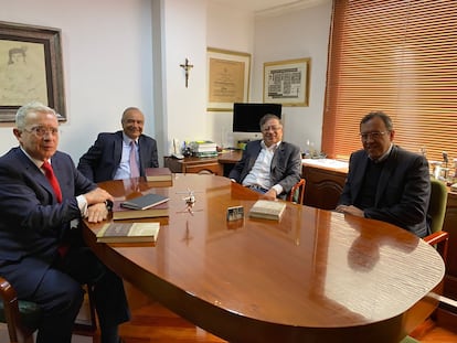 El expresidente Álvaro Uribe, reunido con Gustavo Petro y Alfonso Prada, en Bogotá, el 29 de junio de 2022. Entre Petro y Uribe, el abogado Héctor Carvajal, anfitrión del encuentro.
