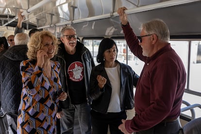 En la imagen, López (la tercera por la izquierda) junto a otros sindicalistas en el interior del autobús de época.