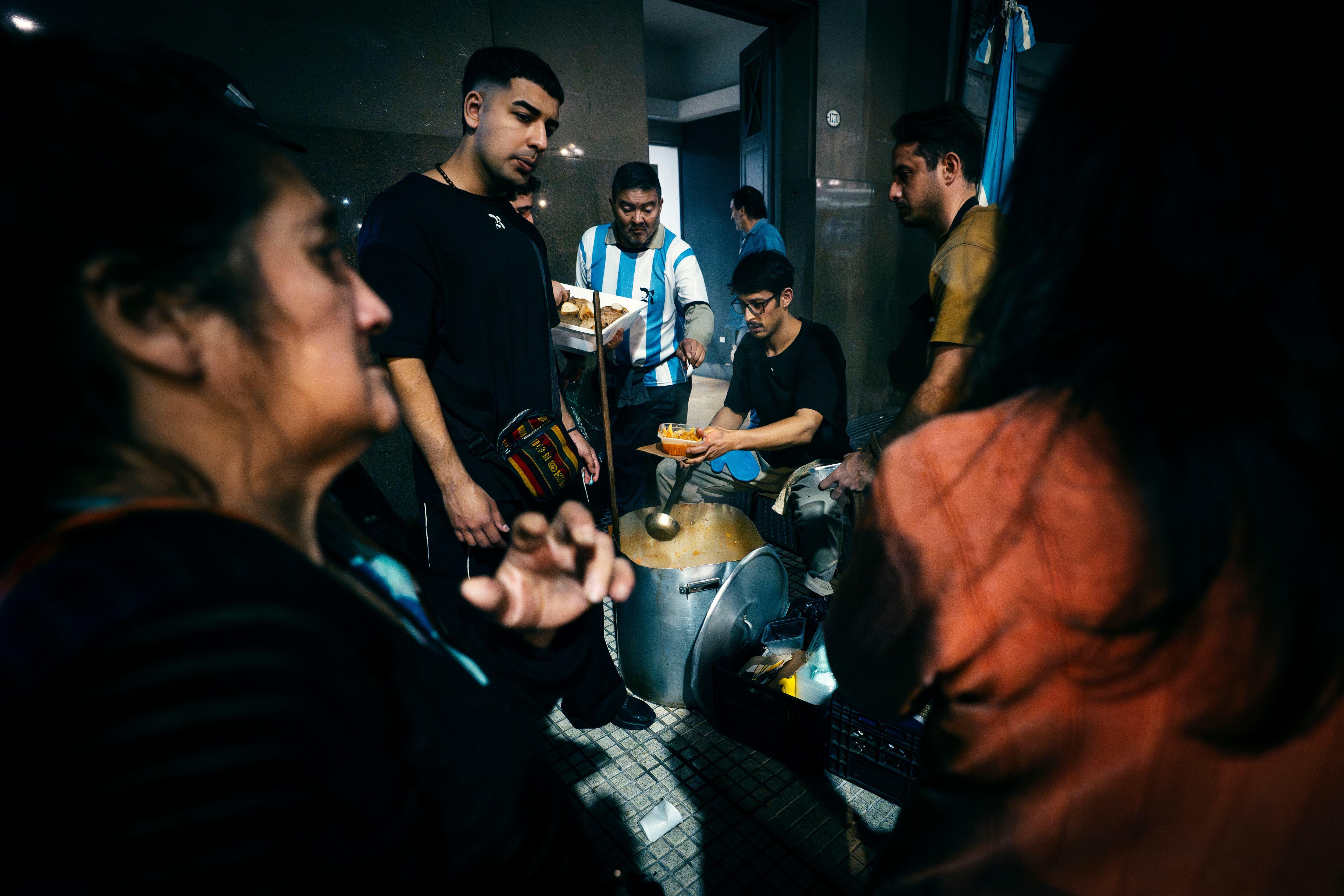 Personas de El Repliegue reparten comida en Buenos Aires.