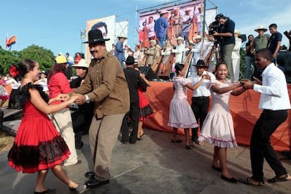 Nicol&aacute;s Maduro, en un baile tradicional el pasado 31 de julio.