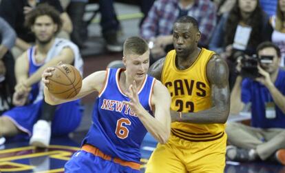 Porzingis y LeBron James.