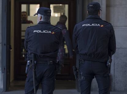 Dos agentes de la Policía Nacional, en los juzgados de Sevilla.