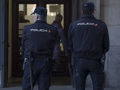 Dos agentes de la Policía Nacional, en los juzgados de Sevilla.