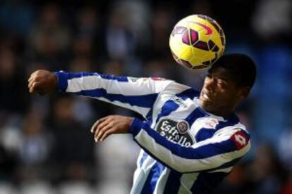 El portugués Iván Cavaleiro controlando una pelota.