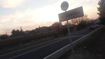 La entrada a El Castell, donde se observan, juntas, varias casas del municipio tarraconense y de San Rafael del R&iacute;o.