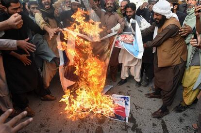 Manifestantes queman carteles con la fotos de Emmanuel Macron durante una protesta tras los comentarios de mandatario francés sobre las caricaturas del profeta Mahoma, en Quetta (Pakistán).