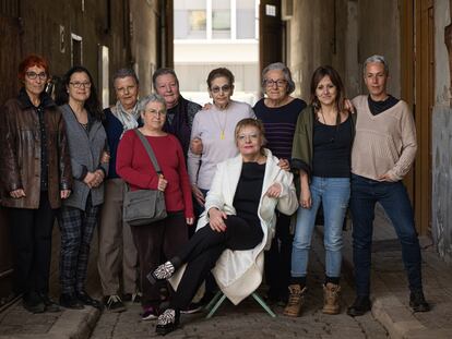 L'autora de 'Torturades', Gemma Pasqual, amb algunes protagonistes del seu llibre.