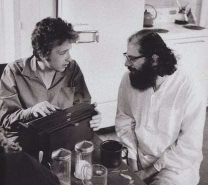 Bob Dylan, a la izquierda, con el poeta Allen Ginsberg en Nueva York en 1964.