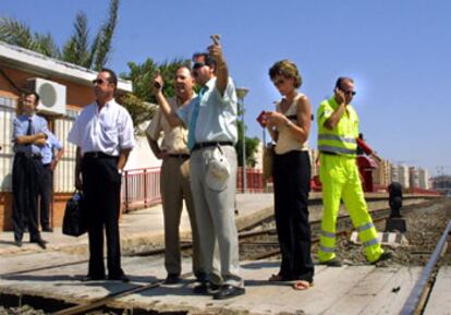 La comitiva judicial, ayer, durante la inspección del tramo de vía donde se produjo el accidente.