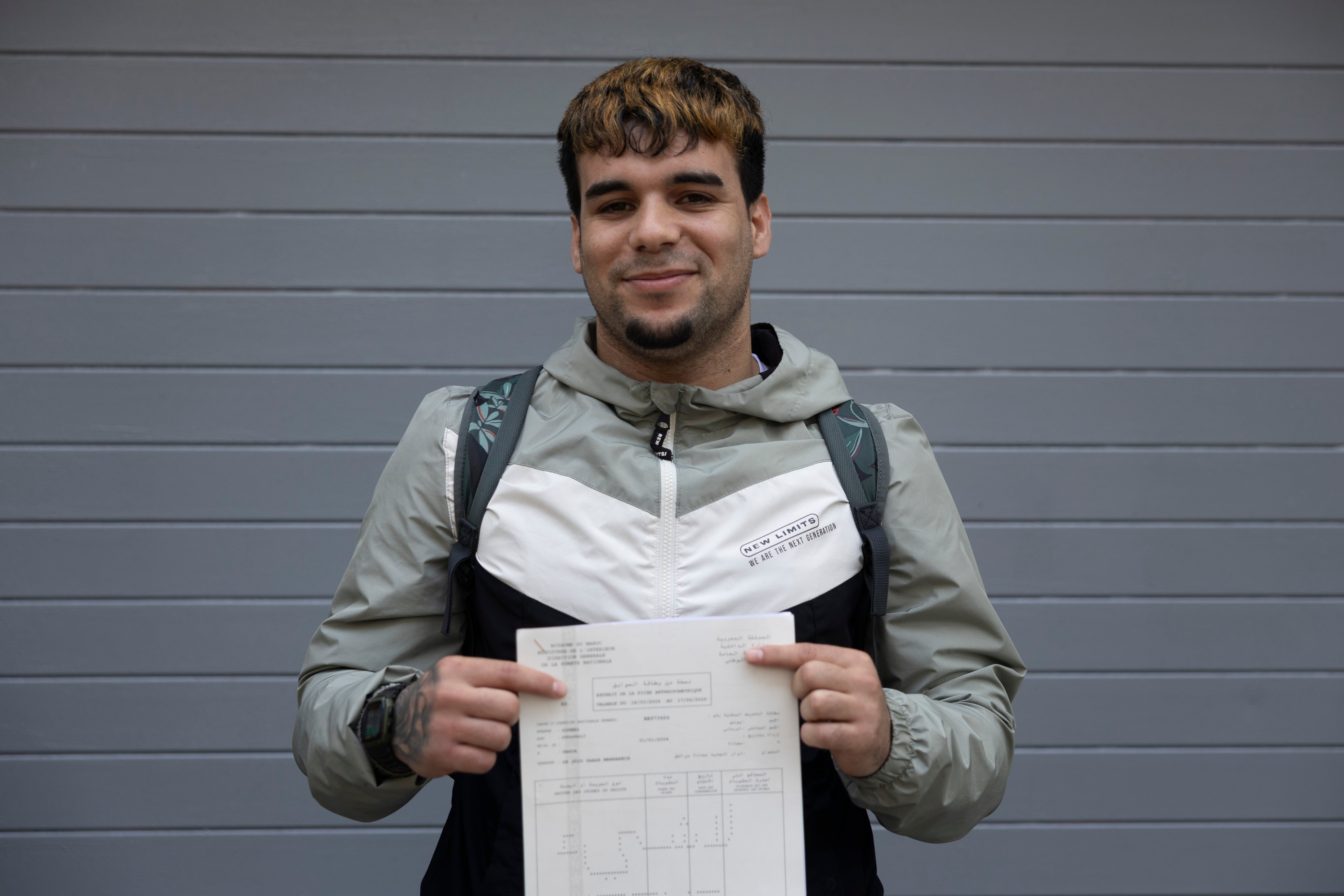 Youness, tras recoger el certificado de antecedentes penales en el consulado de Marruecos.