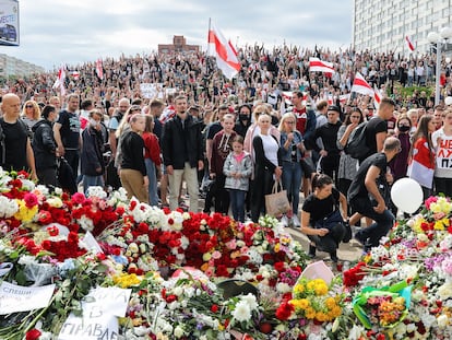 Decenas de miles de personas en la movilización este sábado en Minsk, en homenaje a un manifestante fallecido el lunes durante las protestas.