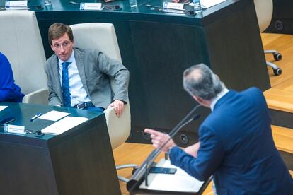 El alcalde de Madrid, José Luis Martínez Almeida, escucha la intervención del portavoz de Vox, Javier Ortega Smith, durante la sesión extraordinaria celebrada este jueves.