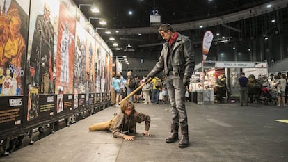 Negan con su bate y Carl, personajes de 'The Walking Dead' en la Heroes Comic Con de Madrid.