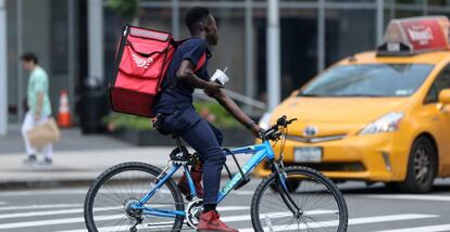 Un repartidor en Manhattan (Nueva York, EE UU).