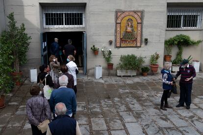 Cola para vacunarse en la parroquia del barrio de Los Remedios, en Sevilla.