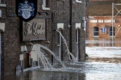 El Reino Unido necesita una drástica revisión de su sistema de prevención de inundaciones, admiten los responsables de la Agencia del Medio Ambiente británica ante la devastación que las lluvias torrenciales de los últimos días ha provocado en el norte del país.