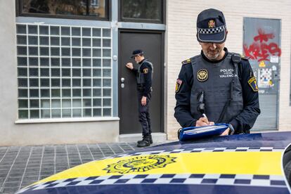 Dos policías locales de la Comisaría de Proximidad del Marítimo realizan inspecciones en bajos y pisos turísticos de Valencia, el 18 de enero.