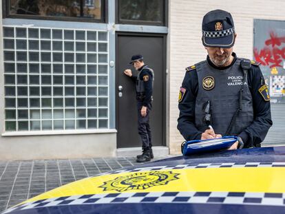 Dos policías locales de la Comisaría de Proximidad del Marítimo realizan inspecciones en bajos y pisos turísticos de Valencia, el 18 de enero.