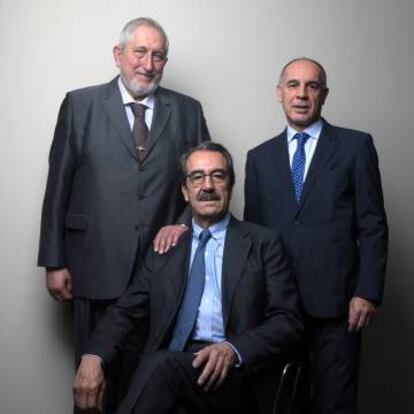 Emilio Ontiveros (sentado), Francisco Valero (de pie a la izquierda) y &Aacute;ngel Berges.  