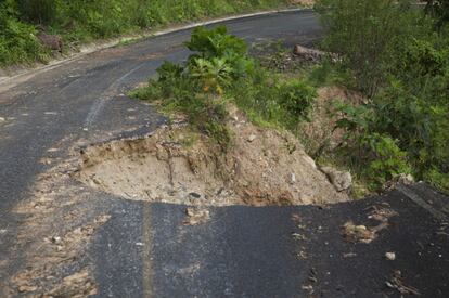 La carretera contin&uacute;a rota en algunos tramos.