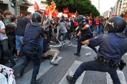 Un momento de la carga policial contra un grupo de jóvenes en el centro de Valencia.