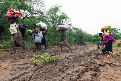 La ONU y sus socios humanitarios en Mozambique han hecho un llamamiento para recaudar 40,8 millones de dólares (unos 36 millones de euros), con el fin de brindar ayuda urgente a este país, aunque todavía no han podido calcular con exactitud los daños causados por este desastre natural. En la imagen, ciudadanos de Chimanimani, en Zimbabue, transportan sus pertenencias durante una operación de rescate, el 18 de marzo de 2019.