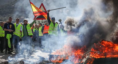 Olive producers from Granada and Jaén block the A-44 highway in protest over prices last Thursday.