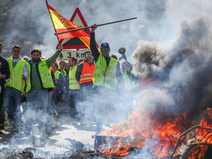 Olive producers from Granada and Jaén block the A-44 highway in protest over prices last Thursday.