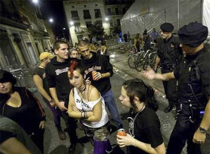 <i>Mossos d'Esquadra</i> despejan la plaza del Sol en las fiestas del año pasado.