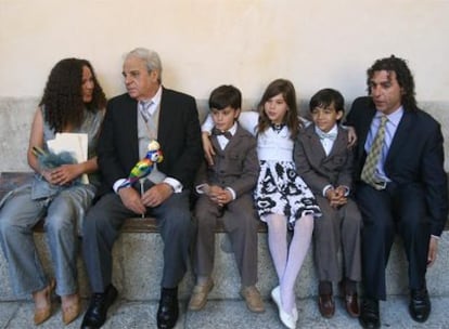 Juan Marsé, ayer en la Universidad de Alcalá, con su sobrina Cristina, su hijo Sacha y sus tres nietos, Nadia, Guille y Jan.