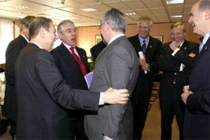 De izquierda a derecha: Javier Solana, Jack Straw, Joschka Fischer, Dominique de Villepin, conversan antes de comenzar la cumbre de la UE.