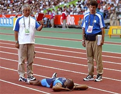 Drummond, tendido en la pista ante la impotencia de los árbitros que lo han descalificado.