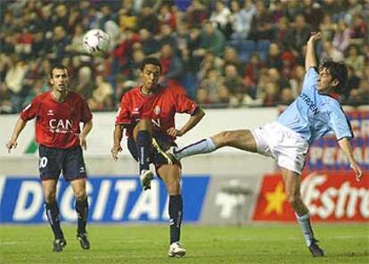 José Ignacio intenta arrebatarle el balón a Valdo.