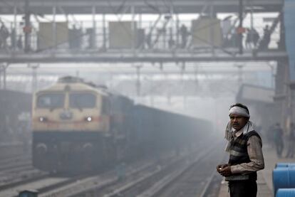 Un hombre mira a cámara en una estación de tren en Nueva Delhi, el 10 de noviembre de 2017. 