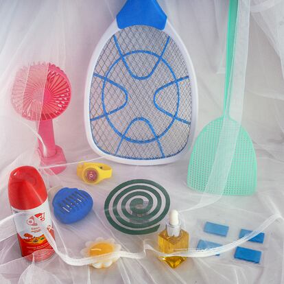 Solo las hembras de mosquitos pican para obtener sangre y poner huevos. Inyectan saliva al alimentarse, causando una protuberancia y picazón en la piel. En la imagen, artículos de prevención.