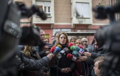 La líder del PP vasco, Arantza Quiroga, ayer en Barakaldo (Bizkaia), frente a la sede de su partido atacada con cócteles molotov.