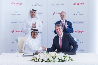 Sentados: Musabbeh Al Kaabi, CEO de la plataforma de petróleo y petroquímica de Mubadala, y Glenn Youngkin, Co-CEO de The Carlyle Group. En pie: Khaldoon Khalifa Al Mubarak, CEO de Mubadala Investment Company, y Marcel Van Poecke, director de Carlyle International Energy Partners.