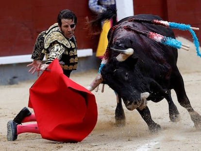 Juan José Padilla, de rodillas, en el inicio de la faena de muleta a su primer toro.