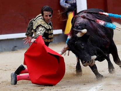 Juan José Padilla, de rodillas, en el inicio de la faena de muleta a su primer toro.