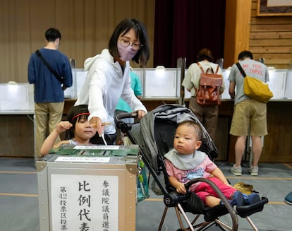 Una votante en Tokio, este domingo.