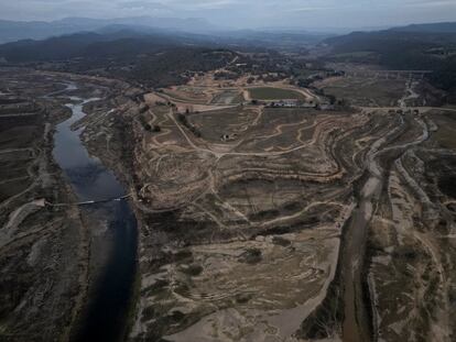 Una imagen del rio Segre a su paso por Bassella donde confluye con el pantano de Rialb, actualmente al 28% de su capacidad.