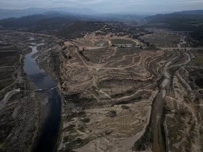 Una imagen del rio Segre a su paso por Bassella donde confluye con el pantano de Rialb, actualmente al 28% de su capacidad.