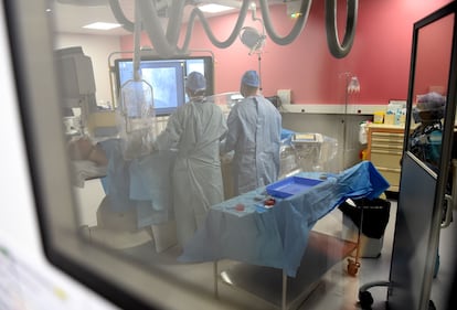 Dos médicos tratan a un paciente con coronavirus en el hospital Jean Bernard en Valenciennes (Francia), este martes.