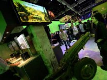 Un asistente esperan para jugar World of Tanks con la consola Xbox One durante la Feria E3 en Los &Aacute;ngeles, California (EE.UU.)