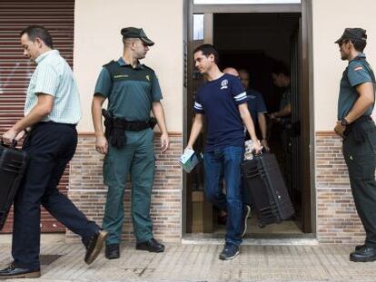 Agentes de la polic&iacute;a cient&iacute;fica y de la Guardia Civil salen del edificio en el que una mujer ha muerto a manos de su pareja en Paiporta.