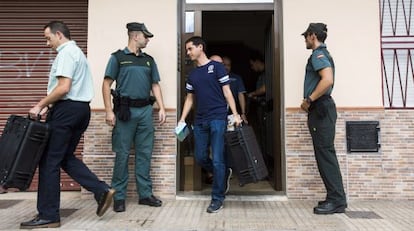 Agentes de la policía científica y de la Guardia Civil salen del edificio en el que una mujer ha muerto a manos de su pareja en Paiporta.