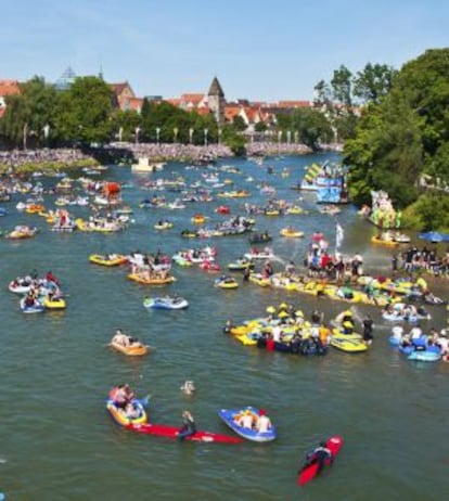 Barcas sobre el Danubio durante el festival Nabada, en Ulm.