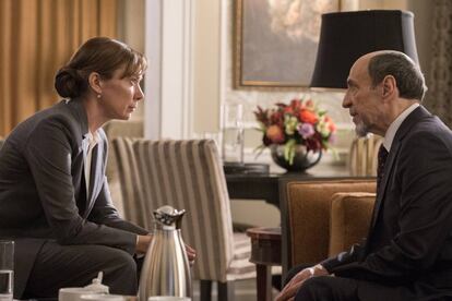 Elizabeth Marvel y F. Murray Abraham, en 'Homeland'.