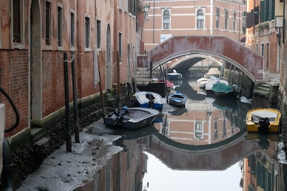 Botes varados en un canal en Venecia durante la marea baja que afecta a la ciudad des de hace días, el 17 de febrero.